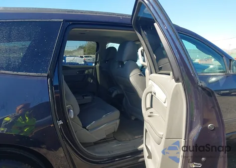 2017 Chevrolet Traverse Ls z USA, uszkodzony, nr VIN 1GNKRFED2HJ203093